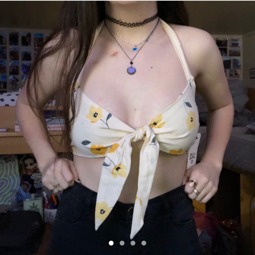 💛🌼 cute floral crop top!